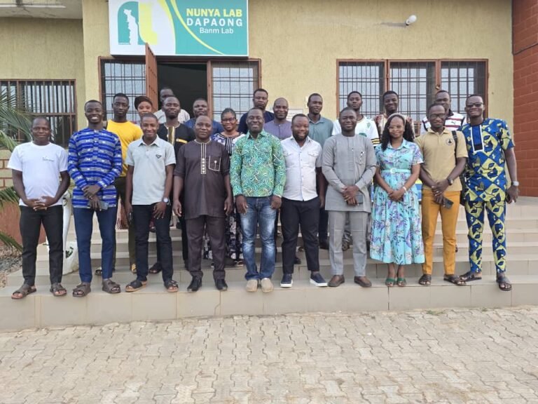 YOUTH AWAKE CLÔTURE UNE SÉRIE NATIONALE D’ÉMISSIONS RADIOPHONIQUES PAR UNE GRANDE TABLE RONDE SUR LA LUTTE CONTRE LES FAKES NEWS