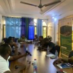 Dix hommes réunis autour d’une femme pour comprendre les contours des violences basées sur le genre et les principes de l’approche genre