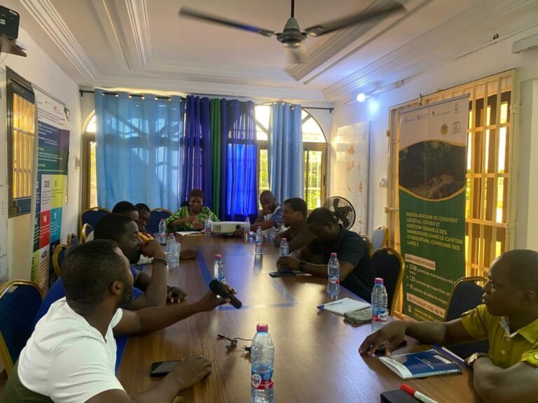 Dix hommes réunis autour d’une femme pour comprendre les contours des violences basées sur le genre et les principes de l’approche genre